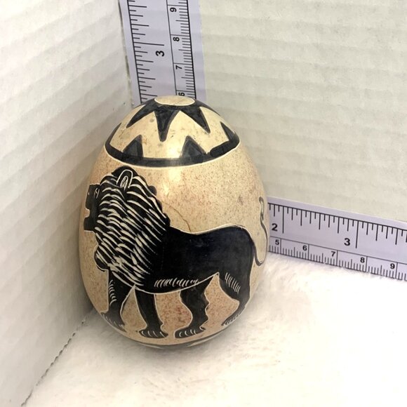 Vintage KENYA Hand Made Carved Smooth Stone Egg Etched & Painted Lion & Deer - Picture 5 of 6